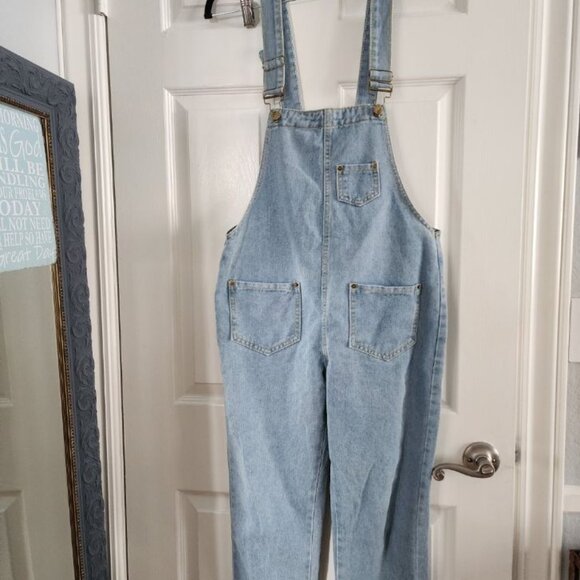 EA SHION Pants - EA SHION OVERALLS WITH MULTI-POCKET DETAILS AND LIGHT WASH